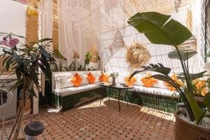 a room with a couch and a table with plants at Charm and Calm - Superbe appartement de luxe - Dahomy Beach - Bahia Beach in Bouznika