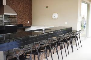 Dapur atau dapur kecil di Apartamento pertinho da praia, ótima localização!
