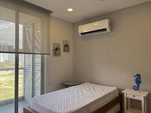 1 Schlafzimmer mit einem Bett und Klimaanlage in der Unterkunft Escápate y convierte tus vacaciones en recuerdos in Santa Marta
