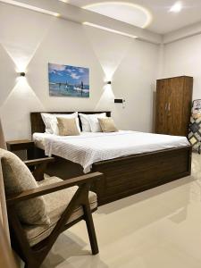 Una cama o camas en una habitación de Crescent Bay Weligama