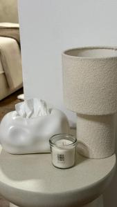 リンツにあるLivvalu Apartmentsのテーブルの上に置かれたキャンドルとトイレットペーパー
