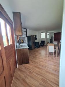 a living room with a kitchen and a dining room at jardin de flores Ant Apto 201 JW in Jardin