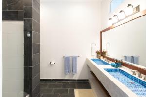 a bathroom with two sinks and a mirror at Beachfront penthouse in Casco Antiguo in Punta Chame +16 photos