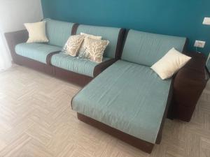 un canapé avec des coussins dessus dans un salon dans l'établissement Home Capri, à Torre del Greco 12 autres photos