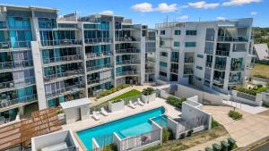 Πισίνα στο ή κοντά στο Dwell 23, Oceanfront Apartment