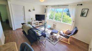 OakridgeにあるMountain Peak Views from Hot Tub in Uptown 2 Bdrのソファとテレビのあるリビングルーム +24枚の写真