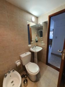 un baño con inodoro y lavabo en Edificio Junin, en Salta
