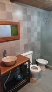 サン・ペドロにあるCasa de campoの洗面台とトイレ付きのバスルーム