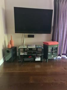 un salon avec une télévision à écran plat sur un mur dans l'établissement Matai Huka Boutique Accommodation, à Paraparaumu