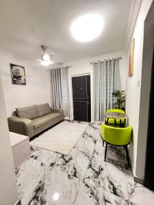 Posezení v ubytování Cozy Lovely 1-bedroom apartment