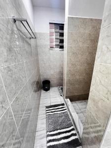 Koupelna v ubytování Cozy Lovely 1-bedroom apartment