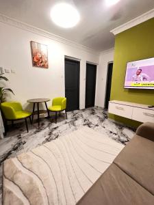 TV a/nebo společenská místnost v ubytování Cozy Lovely 1-bedroom apartment