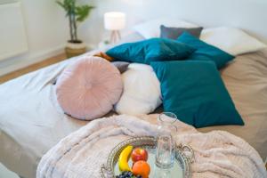 a table with a bowl of fruit on a bed at OG2 L City Wohnung mit Balkon 15min bis Salzburg in Freilassing