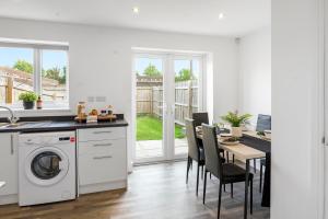 Kuchyň nebo kuchyňský kout v ubytování Quiet Home In St Helens Near Haydock Park Racecourse & Liverpool, Free Parking