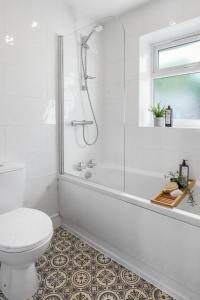 Koupelna v ubytování Quiet Home In St Helens Near Haydock Park Racecourse & Liverpool, Free Parking