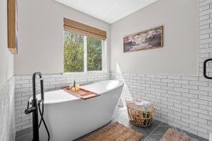 Ένα μπάνιο στο The Evergreen Hideaway +36 φωτογραφίες