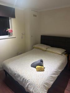 Postel nebo postele na pokoji v ubytování Georges 47 king street Apartment