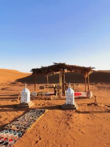 een tent midden in de woestijn bij Epic Erg Chigaga Desert Camp in El Gouera +59 foto's