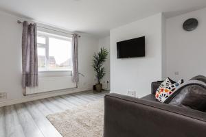 TV a/nebo společenská místnost v ubytování The Grove View - 3 Bedroom residential home in Telford