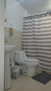 Ένα μπάνιο στο Santo Domingo Apt 2H a few steps from downtown