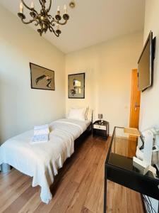 阿尔泽特河畔埃施Auberge Gourmande的卧室里有两张床和一台电视