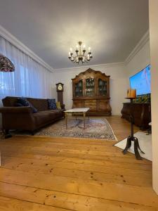 salon z kanapą i stołem w obiekcie Ferienwohnung in Barockstil w mieście Lengerich