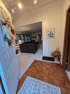 un salon avec une porte blanche et un canapé dans l'établissement Elena's Lake Cottage - A Cozy Lake Getaway, à Lake Geneva 12 autres photos