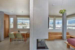 une salle à manger et un salon avec une table et des chaises dans l'établissement Designer Penthouse Acropolis 360 Private Terrace, à Athènes