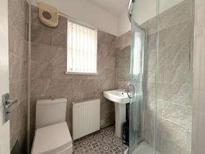 Vannituba majutusasutuses Modern and Spacious House for a Comfortable Stay