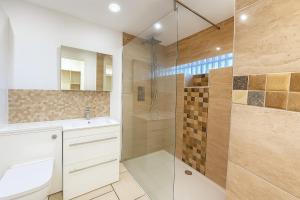 Vannituba majutusasutuses Modern and Spacious House for a Comfortable Stay