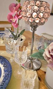 einen Tisch mit Brille und eine Vase mit Blumen in der Unterkunft Ecclesfield Cottage - Two Bedrooms in Sheffield near Peak District with fast Wi-Fi, off-street parking and garden in Ecclesfield