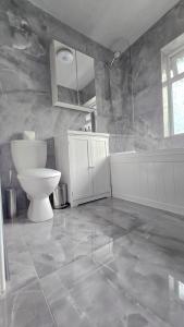 ein Badezimmer mit Toilette, Waschbecken und Badewanne in der Unterkunft Ecclesfield Cottage - Two Bedrooms in Sheffield near Peak District with fast Wi-Fi, off-street parking and garden in Ecclesfield