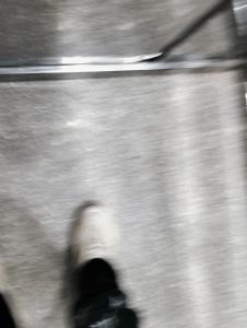 una fotografía en blanco y negro del zapato de una persona en Skyline Pyramids Hotel Inn, en El Cairo