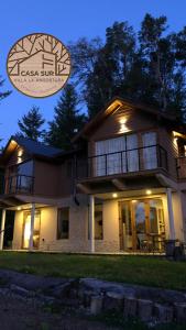 una casa con un cartello che dice casa sun di CasaSur-37Robles-2 a Villa La Angostura Altre 34 foto