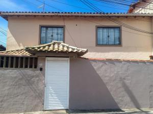 a house with a white door in front of it at Apto Centro de Búzios - 2 Quartos - Ar-condicionado in Búzios +30 photos