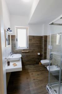 レッジョ・ディ・カラブリアにあるLuna di Sale - Romantic Sea Rooms & Apartmentsの洗面台2つとトイレ2つを備えたバスルーム