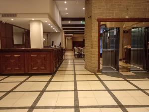 マル・デル・プラタにあるGran Hotel Rivoliの建物内の受付のあるロビー