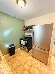 Kuchyň nebo kuchyňský kout v ubytování Downtown Fort Smith Apartment with Yard Pet Friendly