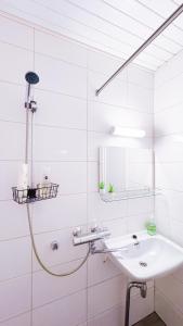 Koupelna v ubytování Spacious 4room apartment in the center of Oulu, Parking + 9 fotografií