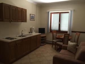 Kuchyň nebo kuchyňský kout v ubytování Americana Luxury Apartments