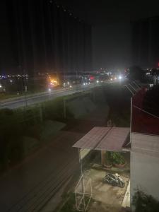 a view of a parking lot at night at Bình minh in Ấp Tân Ðiền (2)