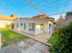 a house under a roof with a crane at Acogedora Casa en Cochabamba in Cochabamba