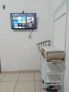 una TV a schermo piatto appesa a una parete in una stanza di Micro Casas, Próximas ao Terminal Rodoviário, Mercado de São Brás - 1 Unidade disponível para COP 30 a Belém