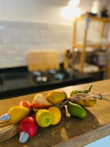 a group of fruits and vegetables on a cutting board at Flat Yemanjá beira-mar, 4 pessoas, quarto e sala, piscina in Marau