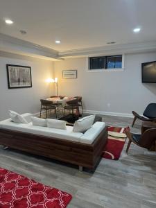 Χώρος καθιστικού στο Luxury City 2bed 2bath Apt Sleeps 6 walk to Metro +15 φωτογραφίες