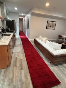 Η κουζίνα ή μικρή κουζίνα στο Luxury City 2bed 2bath Apt Sleeps 6 walk to Metro