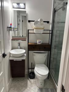 Ένα μπάνιο στο Luxury City 2bed 2bath Apt Sleeps 6 walk to Metro