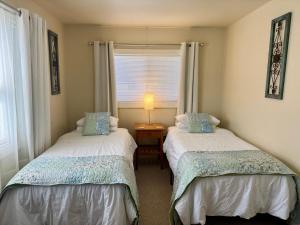 Ένα ή περισσότερα κρεβάτια σε δωμάτιο στο Great downtown Sandpoint location!