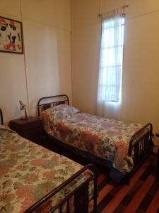 two beds in a room with a window at Finca Bravi in Maipú