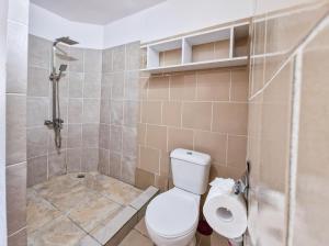 Koupelna v ubytování Hinaarii House + 17 fotografií